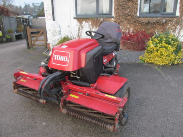 TORO TRIPLE MOWER